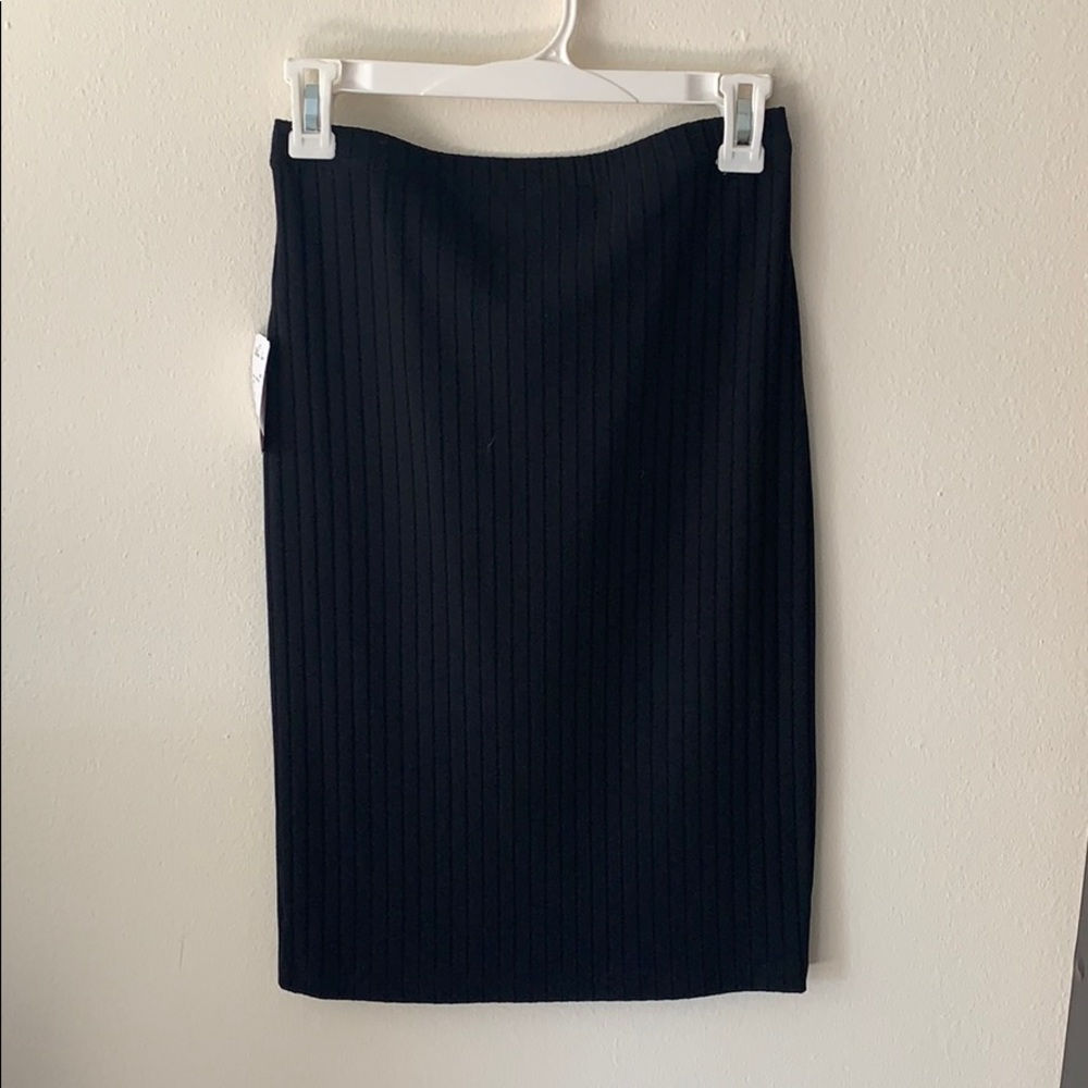 Ribbed, black pencil skirt.